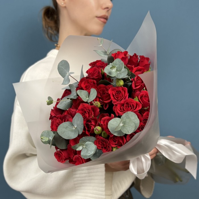 15 кустовых красных роз Рубикон 40 см